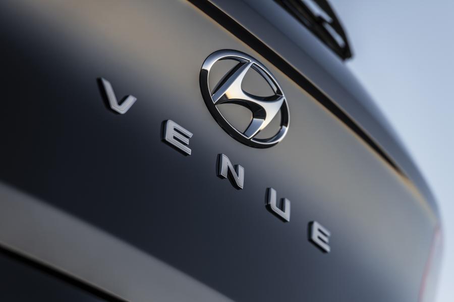 Логотип Hyundai Venue 2019 года  (NA) (фото 2 из 40)